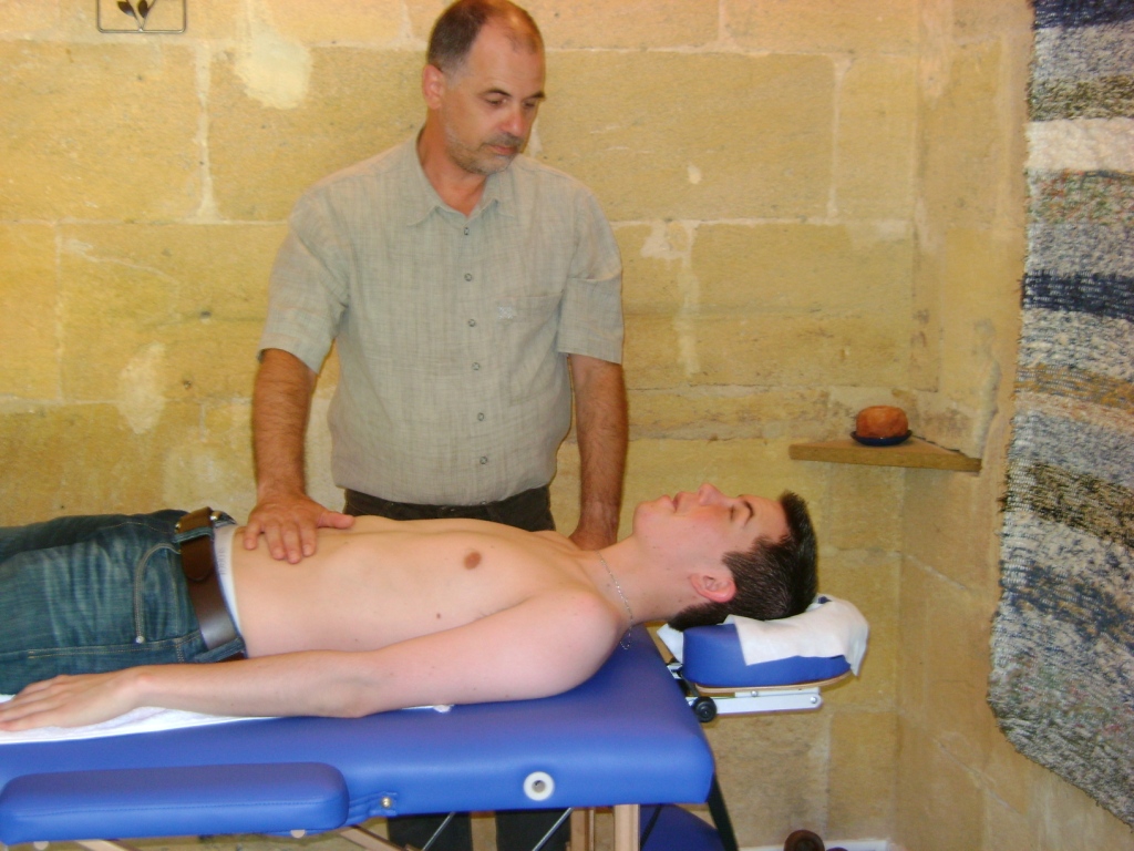 Willi Rös giving massage